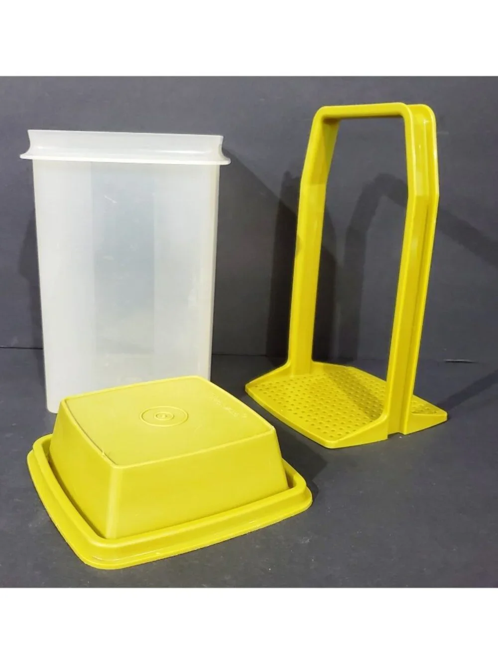 Tupperware large PICK A DELI KEEPER Pickle Container Lid & Insert 1560 green